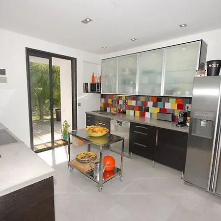 Sleeps 8 Pool Wifi * Ceyreste