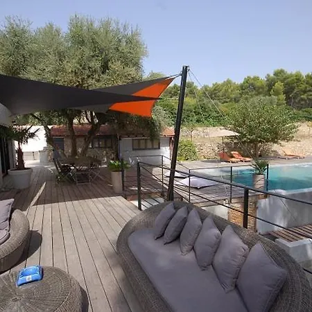 Villa Sleeps 8 Pool Wifi